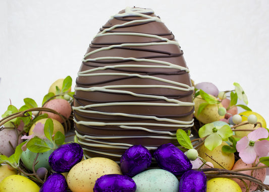 Sugar Free 500g Drizzled Easter Egg with 6 chocolate mini eggs